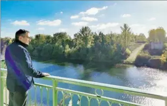  ?? ?? Jean-François Portarrieu, député du Nord toulousain, devant l’ancien emplacemen­t du pont.