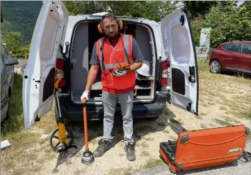  ?? (Photo F. Z.) ?? Jonathan Campo, traqueur de fuites d’eau chez Veolia, au travail à Castillon.