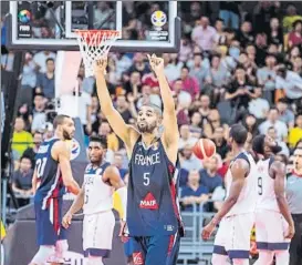  ?? FOTO: EFE ?? Nico Batum, de Francia, celebrando la victoria de su equipo ante Estados Unidos