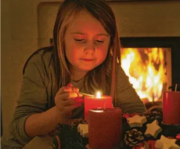  ?? Foto: Anke Bingel, epd (Symbolbild) ?? Feuer sorgt für Wärme und Licht – aber man kann sich damit auch stark verletzen. Ein Arzt gibt dir heute auf Capito Tipps, was du bei Brandverle­tzungen beachten musst.