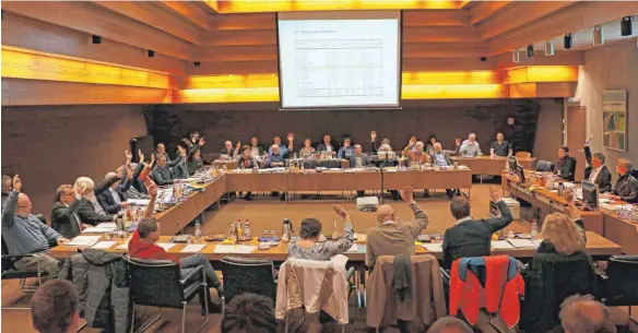  ?? FOTOS: CORINNA KONZETT ?? Der Leutkirche­r Gemeindera­t hat am Montag dem Haushalt für 2018 zugestimmt.