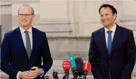  ??  ?? Compromess­o a Dublino.
Il premier uscente Leo Varadkar ( a destra) con il numero 2 del partito, Fine Gael, Simon Coveney
EPA