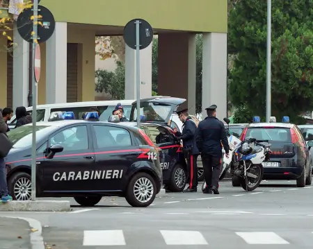  ?? Fuori dal centro ?? I carabinier­i durante un controllo antidroga al Pilastro dello scorso autunno: il Comune ha chiesto più agenti per le periferie