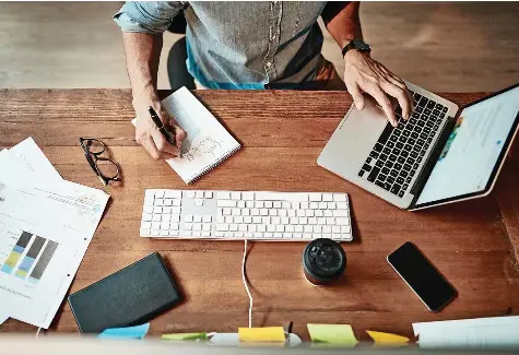  ?? Foto: Getty Images ?? Könnte dank dem Coronaviru­s zum Normalfall werden: Arbeiten von zu Hause aus statt am Bürotisch in der Firma