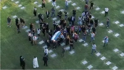  ?? © ?? De rouwstoet trekt met de doodskist van Maradona richting graf. afp
