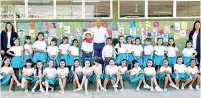  ?? ?? ▮ El presidente municipal, Mario Dávila Delgado, visitó la Escuela Primaria El Socorro para participar en el Lunes Cívico y celebrar con los alumnos el Día del Niño.