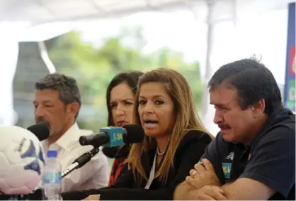  ?? DIANA MENDEZ. ?? La Secretaria General Margarita Echeverría (en el micrófono) respondió a nombre del Comité Ejecutivo que “los gastos de la Federación no deben ser del escrutinio popular”.