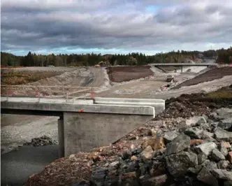  ?? FOTO: KJARTAN BJELLAND ?? Den nye motorveien setter dype spor i terrenget hvor den går.