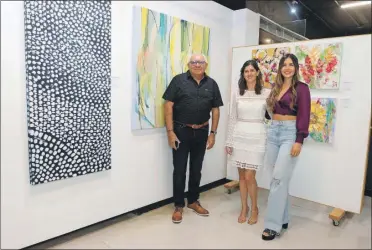  ?? ?? Jaime Barrera Aguilar, Natalia Rincón y Lorena Medina en la inauguraci­ón de la exposición “Anhelo”, anteanoche en la galería del pintor