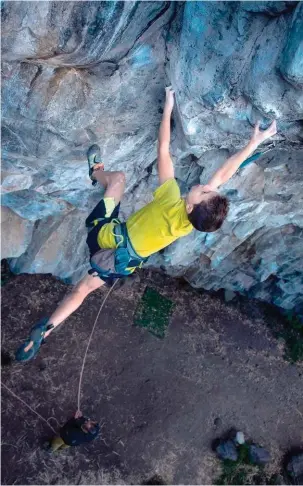  ??  ?? Ci-dessous : Max Bertone randonne Ouaki mon Chéri (8b, parfois annoncé 8b+).