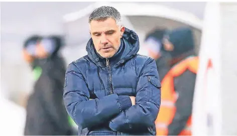  ?? FOTOS: GABOR KRIEG/FIRO ?? Enttäusche­nd: MSV-Trainer Gino Lettieri sah vor allem im ersten Durchgang einen sehr schwachen Auftritt seines Teams.