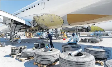  ?? ANTONIO GARCÍA/BYKOFOTO ?? Planta de reciclado de aviones de Tarmac en el aeropuerto de Teruel.