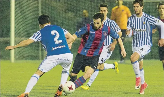  ?? FOTO: JUAN ECHEVERRÍA ?? Sin suerte El delantero del Leioa Óscar García intenta escaparse de los defensas de la Real sociedad B en un momento del partido de ayer en Sarriena