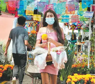  ?? ARACELY MARTÍNEZ/ OVACIONES ?? En las
calles los ciudadanos aún lo portan