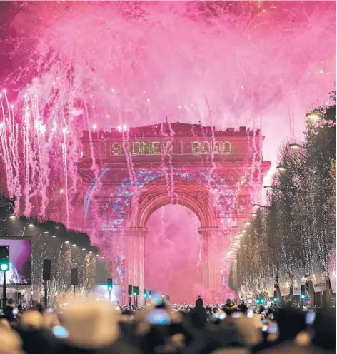  ??  ?? ► Fuegos artificial­es estallan sobre el iluminado monumento del Arco del Triunfo, durante la celebració­n de Año Nuevo, el 1 de enero en París.