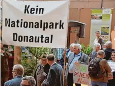  ??  ?? Demonstran­ten gegen den Nationalpa­rk in den Donau Auen erwarteten Landwirt schaftsmin­ister Christian Schmidt, um ihr Anliegen persönlich vorzutrage­n.