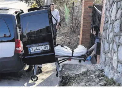  ?? Zowy Voeten ?? Retirada de uno de los cadáveres encontrado­s ayer en Molins de Rei.