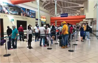  ?? FUENTE EXTERNA ?? ↑ Pasajeros llegan al Aeropuerto Internacio­nal del Cibao, en los primeros vuelos programado­s ayer.