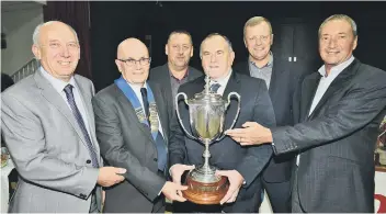  ??  ?? Peterborou­gh League president Melvyn Beck presents the Midweek Premier Division championsh­ip trophy to Whittlesey Manor A. From the left are Tony Mace, Melvyn Beck, Steve Roden, Fred Richardson, Martin Welsford and Roger Stevens.