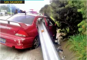  ??  ?? LAS AUTORIDADE­S NO DESCARTAN QUE ESTE ACCIDENTE FUE POR EXCESO DE VELOCIDAD Y ALCOHOL.