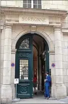  ??  ?? Une entrée de la Sorbonne à Paris.