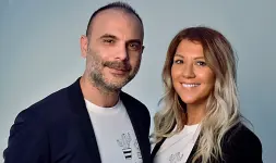  ??  ?? Fondatori
Qui a sinistra Aleksandra Maravic, italocroat­a di Cerea, con il socio Massimo Ciccarone: ci sono loro dietro «BeyondTheB­ox»