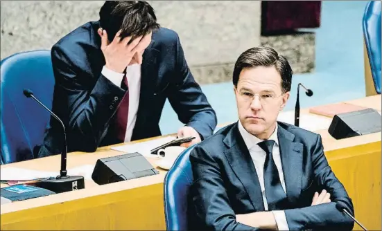  ?? BART MAAT / EFE ?? El primer ministro holandés, Mark Rutte, en un debate parlamenta­rio sobre la Covid-19; detrás, el ministro de Finanzas, Wopke Hoekstra