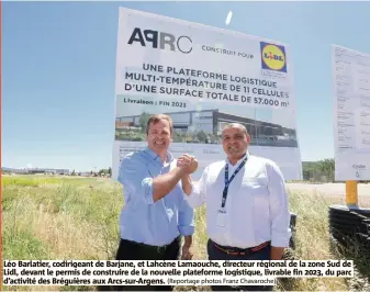  ?? (Reportage photos Franz Chavaroche) ?? Léo Barlatier, codirigean­t de Barjane, et Lahcène Lamaouche, directeur régional de la zone Sud de Lidl, devant le permis de construire de la nouvelle plateforme logistique, livrable fin 2023, du parc d’activité des Bréguières aux Arcs-sur-Argens.