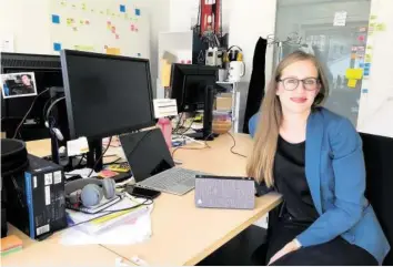  ??  ?? Sara Schilliger ist Co-gründerin des Start-ups Mitipi, das «Kevin» entwickelt hat.Video auf 20min.ch: Sara Schilliger zeigt, wie «Kevin» die Anwesenhei­t von Bewohnern simuliert.