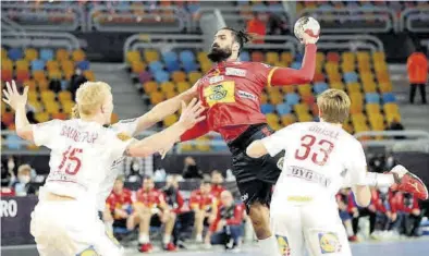  ?? EFE / KHALED ELFIQI ?? Jorge Maqueda se eleva buscando el lanzamient­o entre Saugstrup y Gidsel durante el partido de ayer.