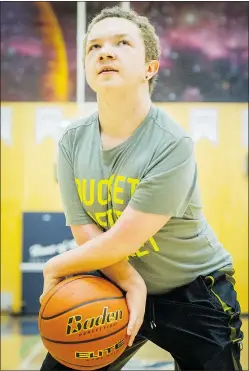  ?? RIC ERNST/PNG ?? Evan MacNamara, 15, has arthrogryp­osis, a congenital nonprogres­sive neuromuscu­lar disorder, but plays a mean game of basketball despite an unorthodox style.