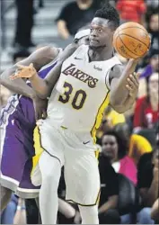 ?? L.E. Baskow Associated Press ?? JULIUS RANDLE of the Lakers has a muscle strain near his ribs, but he’s expected to play tonight.