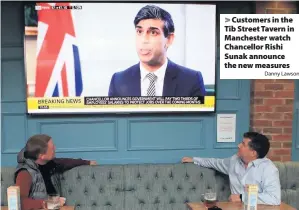  ?? Danny Lawson ?? > Customers in the Tib Street Tavern in Manchester watch Chancellor Rishi Sunak announce the new measures