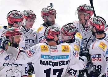  ??  ?? Jubel im Olympia-Eissportze­ntrum in München: Die Spieler der Eisbären Berlin feiern nach dem Siegtreffe­r in der Verlängeru­ng. Das Tor für die Berliner wird erst nach Videobewei­s anerkannt.