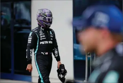  ?? FOTO: UMIT BEKTAS/RITZAU SCANPIX ?? I situatione­n var Lewis Hamilton temmelig frustreret. Han er nu seks point bag Max Verstappen, før turen går til USA. I forgrunden er det vinderen Valtteri Bottas.