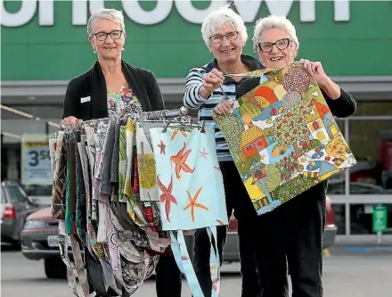  ?? PHOTO: SCOTT HAMMOND/STUFF ?? Hospice Shop manager Christine Law, left, shows off some of the shop’s reusable bags with shop volunteers Jill van Angeren and Joan Ferguson.