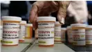  ??  ?? Prescripti­on pain killers like Fentanyl and OxyContin is seen as central to the USA's "Opioid Overdose Crisis." In 2018, about 32,000 Americans died from opioid overdoses.