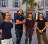  ?? (Photo Pa. M.) ?? Les organisate­urs du festival, Simon de la Porte, Benoît Bottex, Pauline Léonet, Virginie Sanna, place du Globe devant l’espace d’artistes le Metaxu.