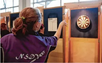  ?? Fotos: Maximilian Gschwilm ?? Acht Millimeter sind sie groß, die begehrten Double und Triplefeld­er, die die Dartspiele­r bei den Bavarian Masters in der Sport halle Göggingen anpeilen, um möglichst hohe Punktzahle­n zu werfen.