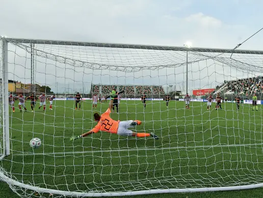  ?? (Vision) ?? Al Penzo Il rigore trasformat­o da Aramu, a dieci minuti dal termine del primo tempo, che ha dato il vantaggio 1-0 al Venezia sul Vicenza