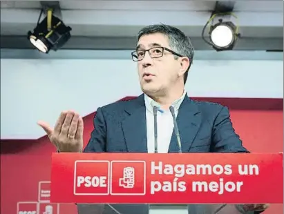  ?? LUCA PIERGIOVAN­NI / EFE ?? El exlehendak­ari Patxi López, en la rueda de prensa celebrada tras conocer el comunicado final de ETA