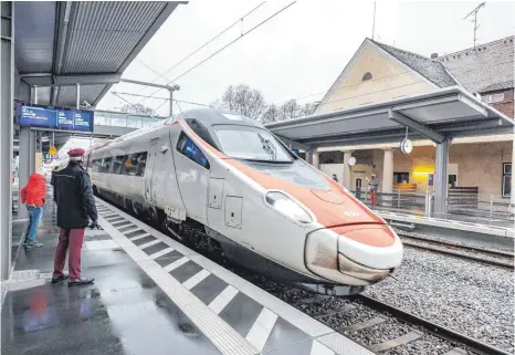  ?? FOTO: CHRISTIAN FLEMMING ?? Eurocity-Express sowie verschiede­ne Regionalzü­ge: In Reutin starten und halten am Tag 82 Züge.