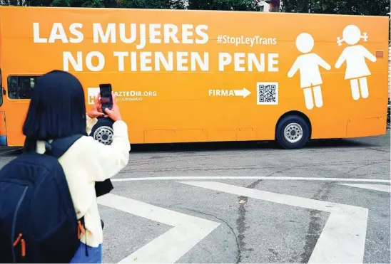  ?? EFE ?? Un autobús de «HazteOír» salió a la calle este lunes para protestar contra la ley trans