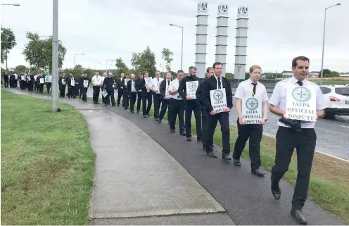  ?? Foto: dpa/PA Wire/Aoife Moore ?? Protest von irischen Ryanair-Piloten vor dem Firmensitz in Dublin