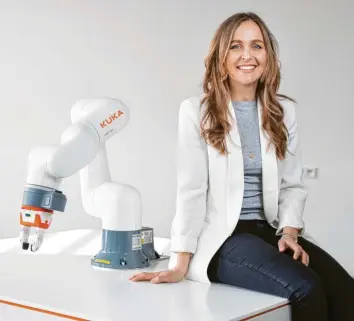  ?? Foto: Kuka ?? Kristina Wagner, 39, ist Entwicklun­gsleiterin des Augsburger Roboter‰ und Anlagenbau­ers Kuka. Sie arbeitet mit ihrem Team daran, dass sich Roboter immer einfacher bedienen lassen.