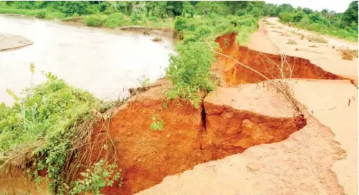  ??  ?? Gully erosion along Kpache village