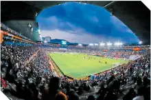  ??  ?? La asistencia en el estadio Huracán dejó atrás los protocolos sanitarios, al rebasar los límites permitidos.