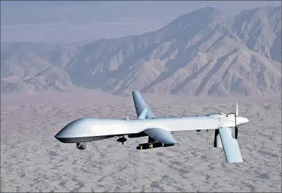  ??  ?? El model de dron militar nord-americà MQ1 sobrevola una zona desèrtica.