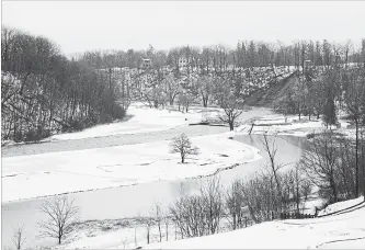  ?? NIKKI WESLEY METROLAND ?? Sixteen Mile Creek is swollen at Glen Abbey golf course at the height of the “spring” weather.