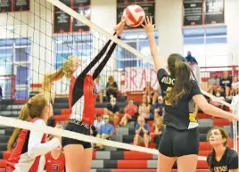  ?? STAFF PHOTO BY MATT HAMILTON ?? Signal Mountain’s Edie Hansen, left, and Hixson’s Isabel Todd (3) battle at the net Tuesday. The hosting Lady Eagles won 3-2 over the Hixson Wildcats.